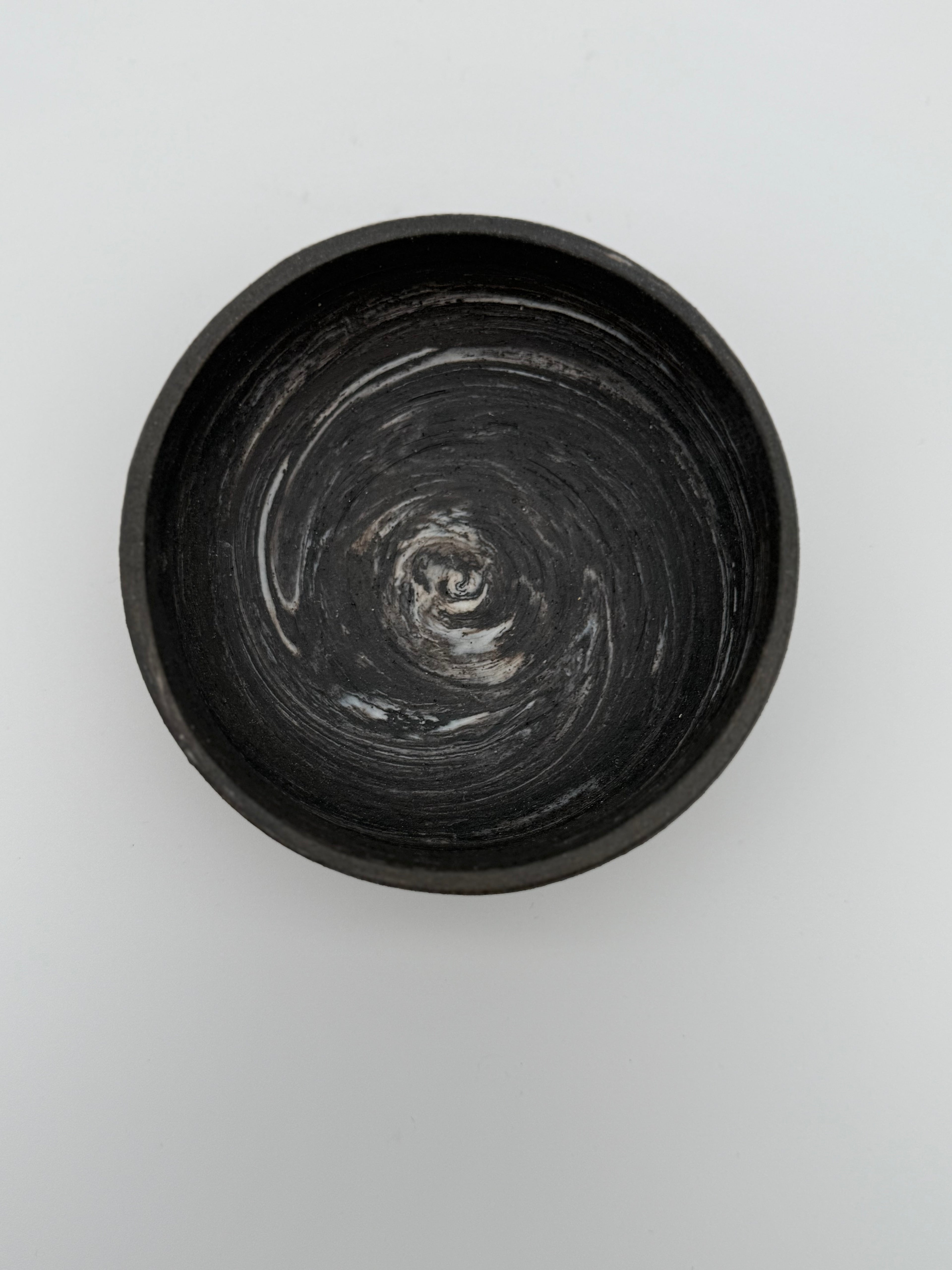 Bowl with matte marbled dark grey finish