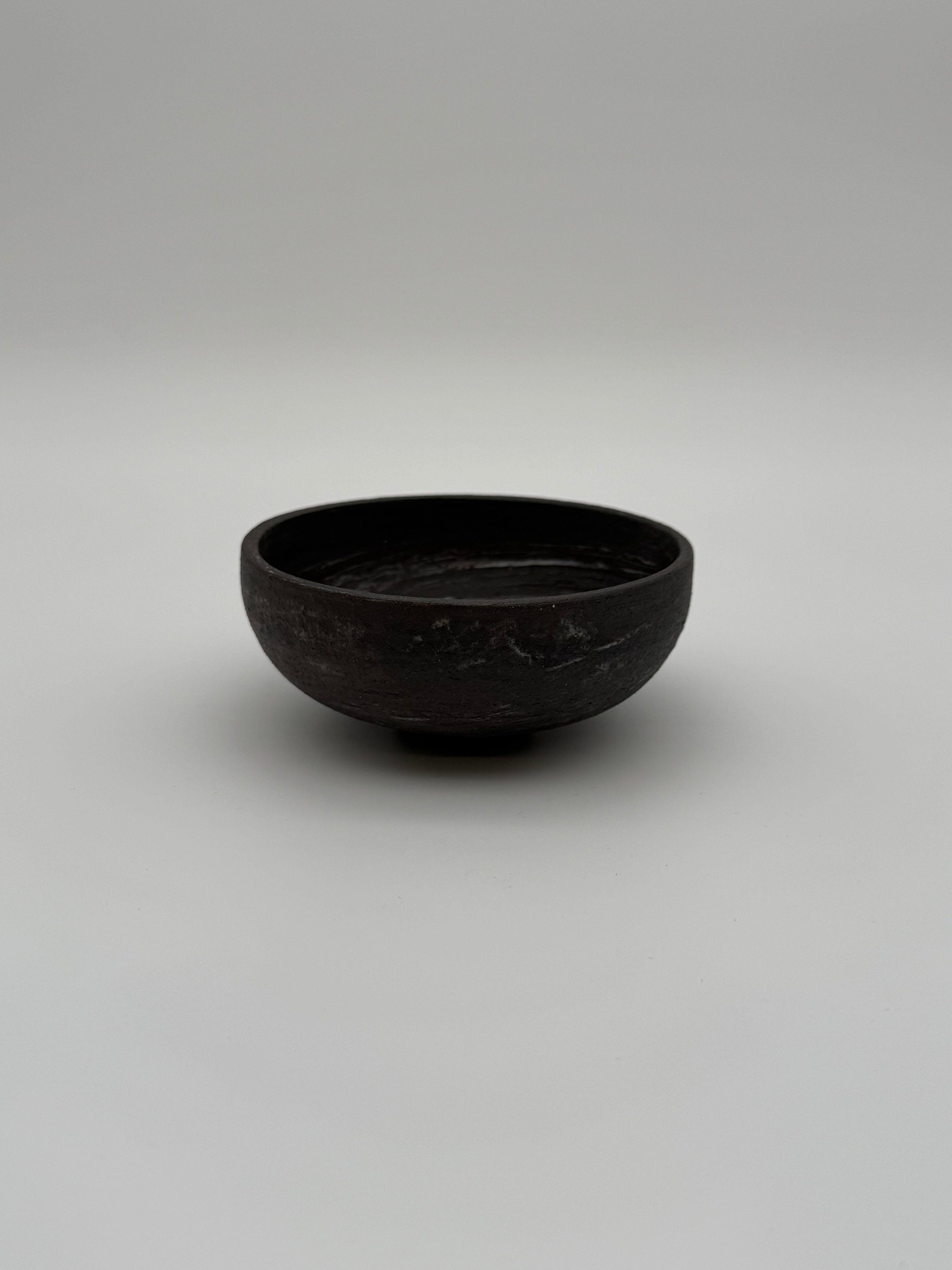 Bowl with matte marbled dark grey finish