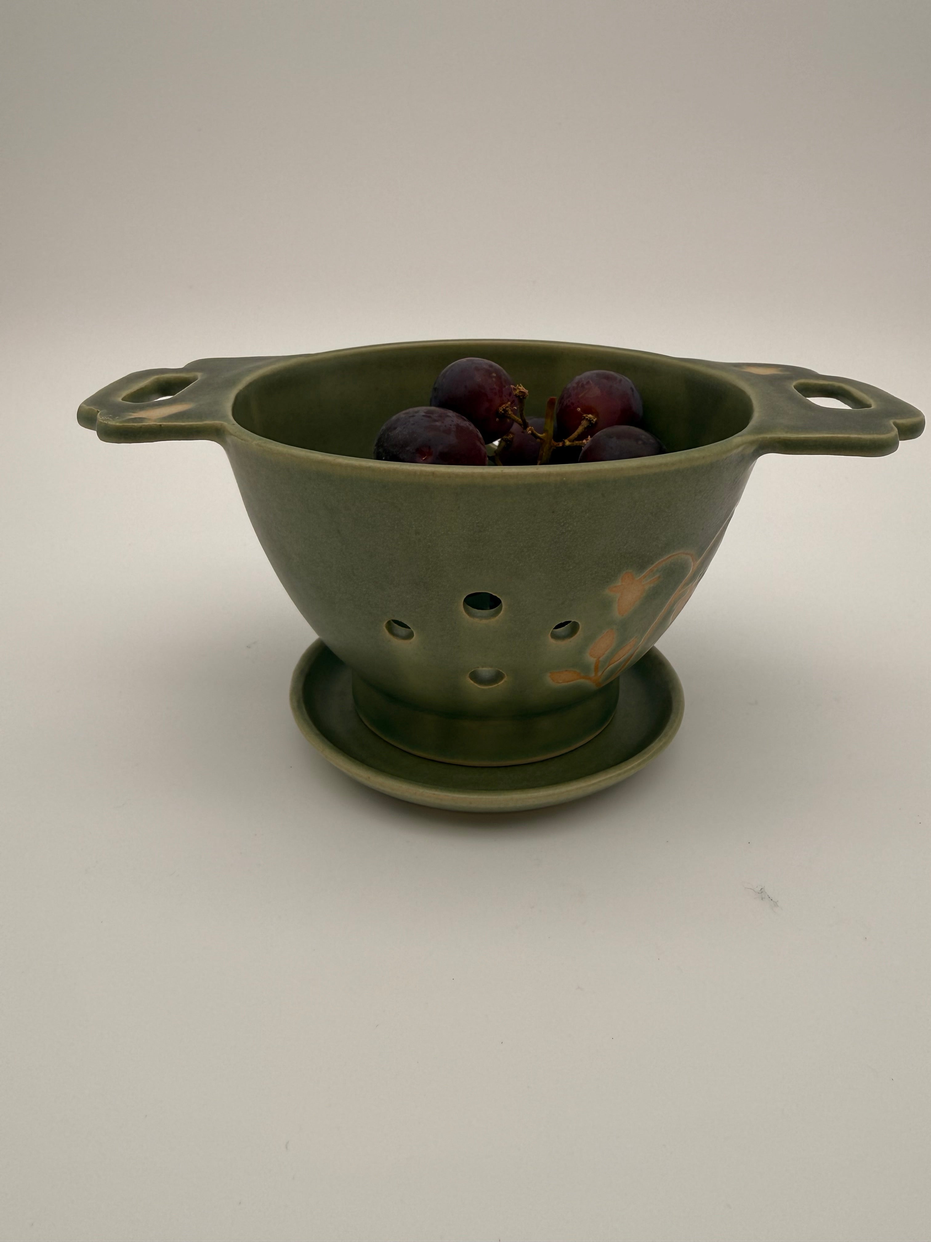 Colander for berries with plate