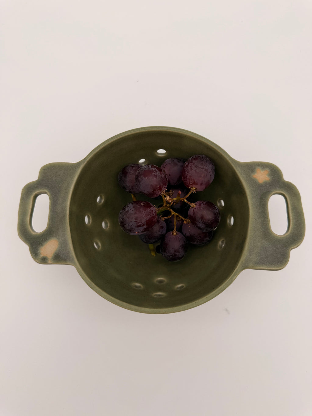 Colander for berries with plate