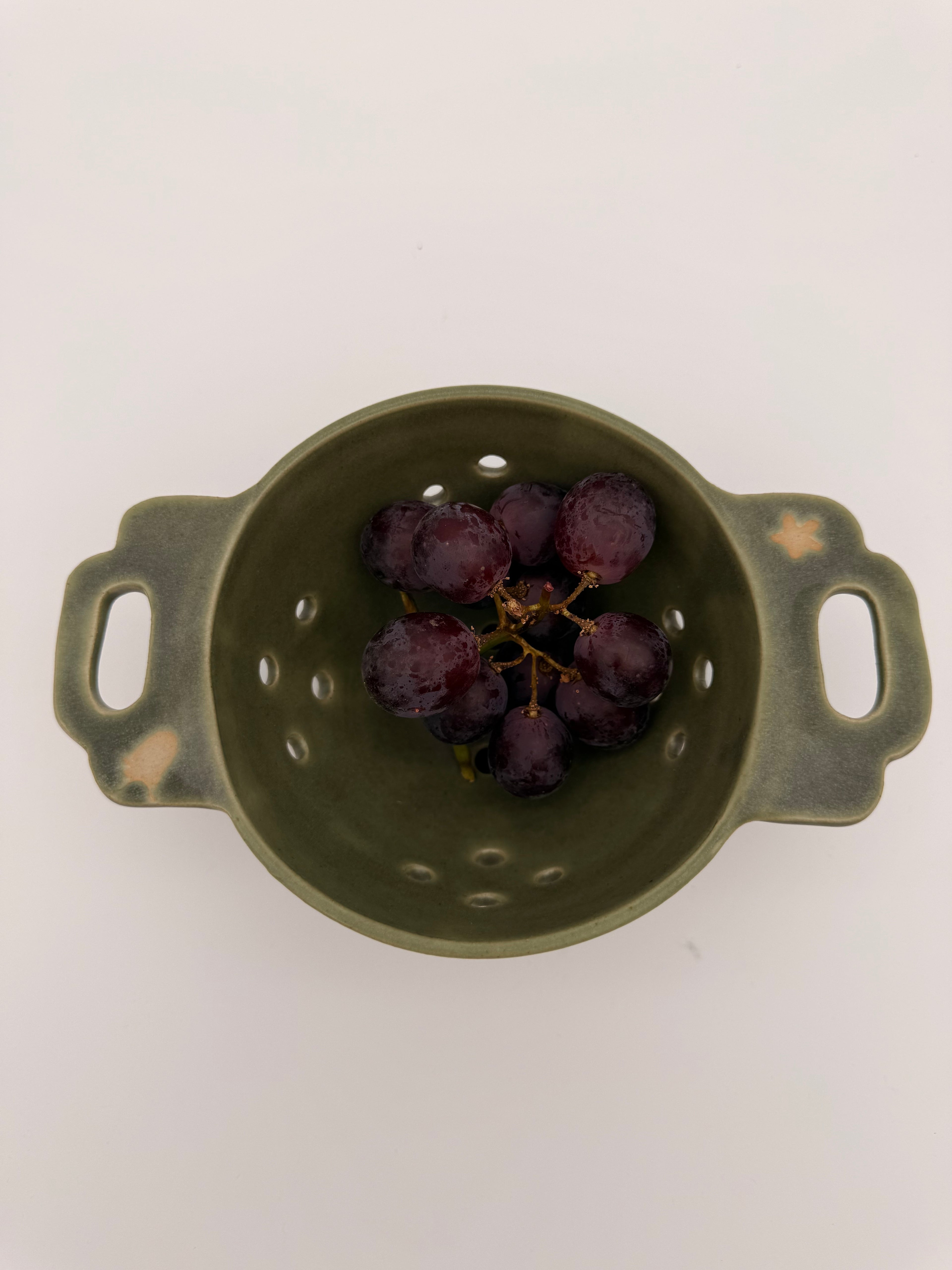 Colander for berries with plate