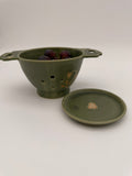 Colander for berries with plate
