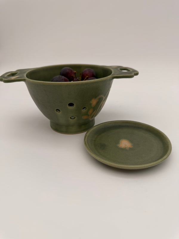 Colander for berries with plate